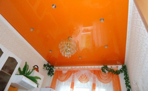 Выбор цвета натяжных потолков: на чем остановиться?