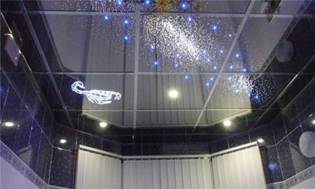 Зеркальные натяжные потолки: в чем их главные преимущества?